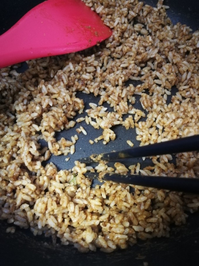 酱油炒饭,一定要快速不断翻炒，防止粘锅，可以辅助用筷子和锅铲一起翻炒。
