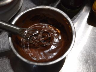 经典巧克力蛋糕,黄油+黑巧克力混合，隔热水加热水浴融化后搅拌混合均匀