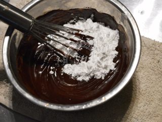 经典巧克力蛋糕,加入砂糖 20g （我用的是糖粉），搅拌混合均匀