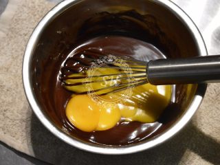 经典巧克力蛋糕,加入3个蛋黄，打散搅拌均匀