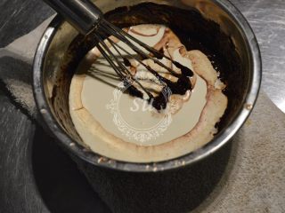 经典巧克力蛋糕,加入淡奶油，继续搅拌混合均匀。*注意：淡奶油需要放置室温后再加入~