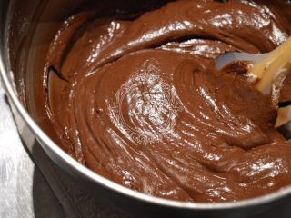 经典巧克力蛋糕,混合均匀至看不到干粉的光泽面糊，装入模具中震平。放置在烤箱中下层。温度调整为175℃，烘烤 35~40分钟 。出炉倒扣晾凉即可。