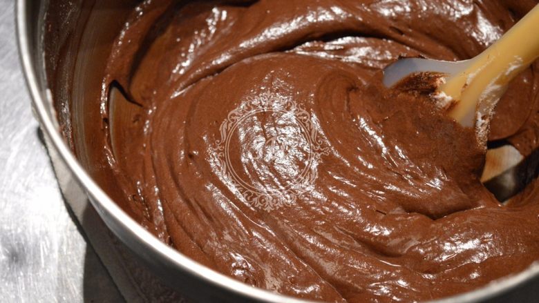 经典巧克力蛋糕,混合均匀至看不到干粉的光泽面糊，装入模具中震平。放置在烤箱中下层。温度调整为175℃，烘烤 35~40分钟 。出炉倒扣晾凉即可。