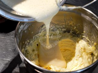 香酥曲奇饼干,少量多次地加入打发好的全蛋液，每次加入都要确保上一步材料混合均匀
