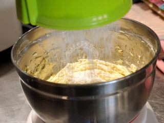 香酥曲奇饼干,混合均匀好蛋液后，筛入混合好的粉类