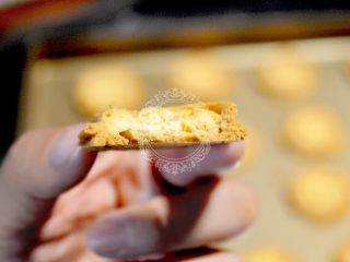香酥曲奇饼干,烤好的曲奇饼干在晾架上放凉。吃起来很酥松噢。另外，饼干需要密封保存，防止受潮变软影响口感
