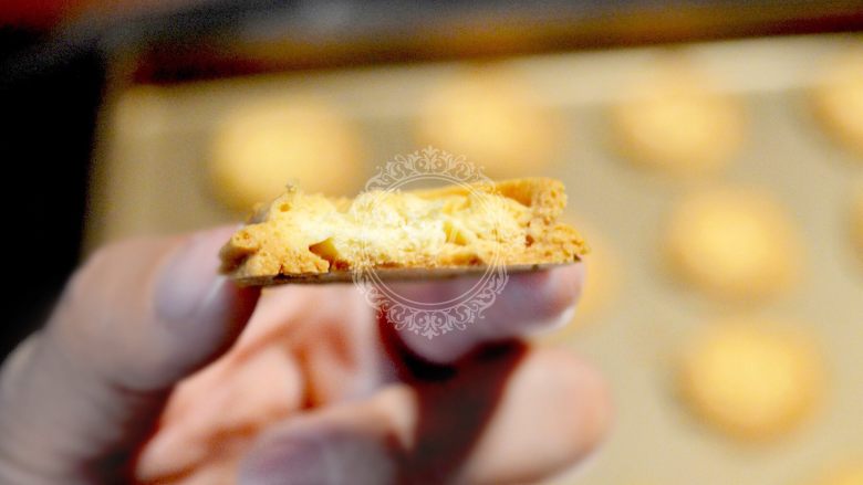 香酥曲奇饼干,烤好的曲奇饼干在晾架上放凉。吃起来很酥松噢。另外，饼干需要密封保存，防止受潮变软影响口感