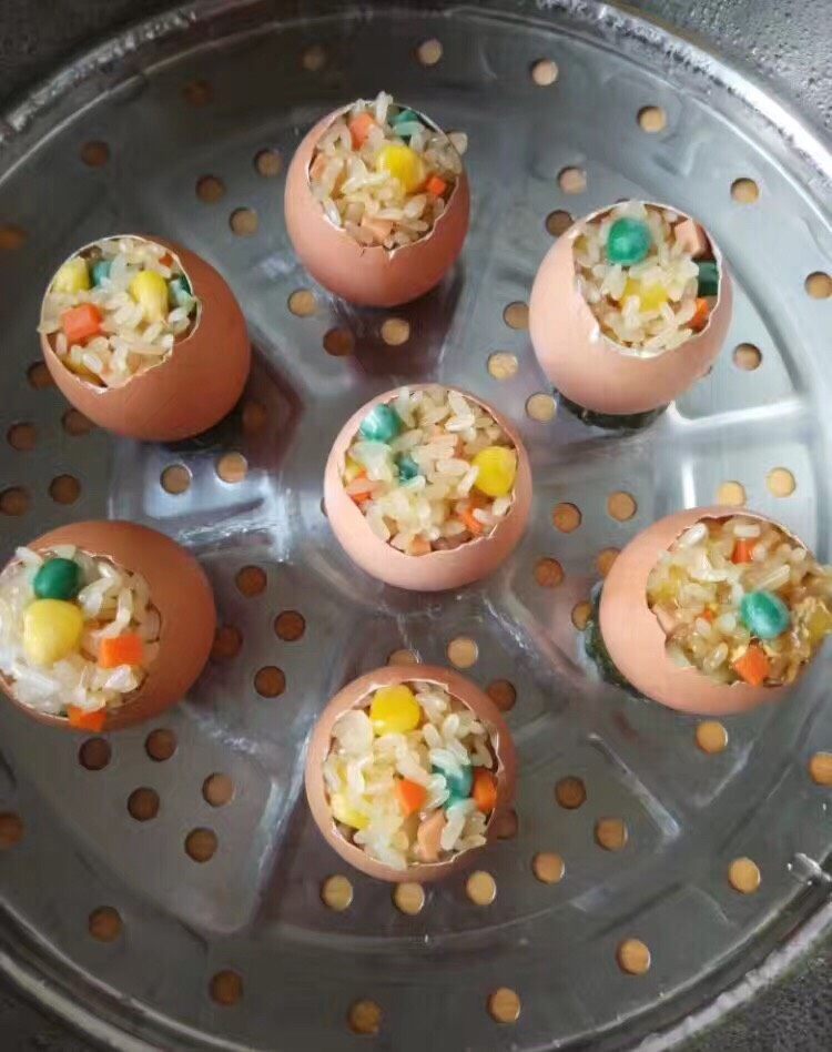 糯米蛋又名土豪蛋,把搅拌好的食材装进鸡蛋里，放在黄瓜上，它就可以立着了。然后开蒸50分钟，就可以吃了。