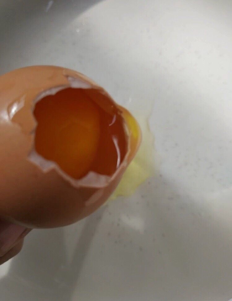 糯米蛋又名土豪蛋,第六步:鸡蛋洗净，轻轻在桌上碰几下，剥开上面的壳，倒出蛋清，留下蛋黄就好。