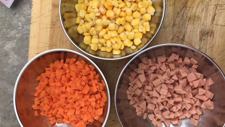 糯米蛋又名土豪蛋,第二步:胡萝卜 <a style='color:red;display:inline-block;' href='/shicai/ 437'>火腿肠</a>都切成条状，再切成丁块，还有一罐玉米罐头，把玉米罐头里的汁都不要了，留下玉米粒就好。