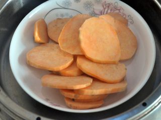 纯手工芋圆,将红薯蒸熟。