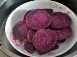 纯手工芋圆,将紫薯蒸熟。