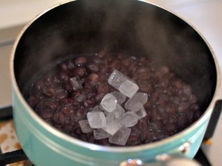 纯手工芋圆,将红豆煮软后加冰糖，融化后收汁起锅，蜜豆就煮好啦。