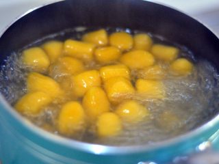 纯手工芋圆,水烧开后放入芋圆，水再开后加半碗凉水，待芋圆全部飘浮在水面上即可。