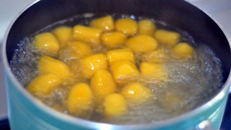 纯手工芋圆,水烧开后放入芋圆，水再开后加半碗凉水，待芋圆全部飘浮在水面上即可。