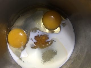 铜锣烧,盆子里先放鸡蛋、牛奶、糖、盐、油和蜂蜜