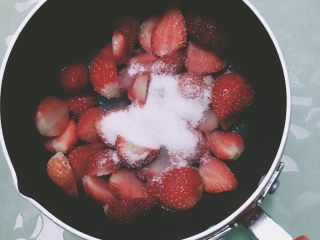 【网上厨房独家】颜值绝佳的草莓冰红茶,加入40g（可以依据个人口味适当增减糖量）细砂糖腌制15min