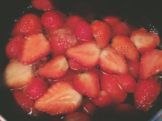 【网上厨房独家】颜值绝佳的草莓冰红茶,加入130ml纯净水，中火煮沸转小火再煮15min熬制草莓糖浆