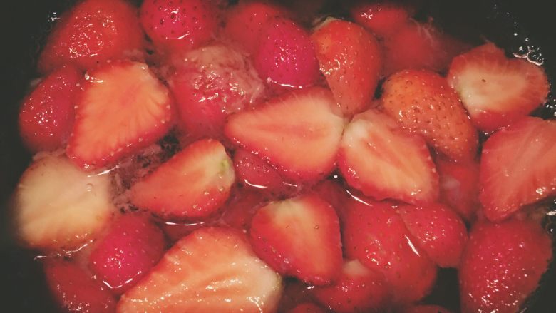 【网上厨房独家】颜值绝佳的草莓冰红茶,加入130ml纯净水，中火煮沸转小火再煮15min熬制草莓糖浆