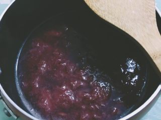 【网上厨房独家】颜值绝佳的草莓冰红茶,草莓糖浆熬制时如出现沫要撇去，熬好后晾凉