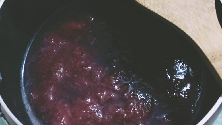 【网上厨房独家】颜值绝佳的草莓冰红茶,草莓糖浆熬制时如出现沫要撇去，熬好后晾凉