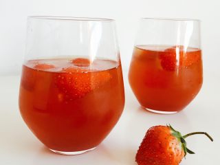 【网上厨房独家】颜值绝佳的草莓冰红茶,将新鲜草莓洗净去蒂放入杯子，倒入冷藏好的红茶水，再倒入草莓糖浆即可。