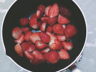 【网上厨房独家】颜值绝佳的草莓冰红茶,新鲜草莓250g去蒂洗干净对半切开