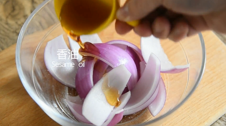 这样的洋葱莲藕你吃过嘛——莲花洋葱,倒入适量的盐、香油调味