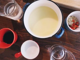 缤纷果蔬春卷,把蘸料里剩下的所有材料倒入柠檬汁里拌均匀。