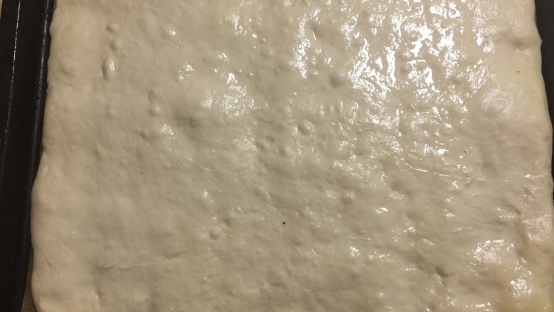 花生酱面包卷,揉好的面团檊平檊成长方型大片片，面包片上喷些水，在30度左右的环境再次发酵至2倍大，约40分钟。