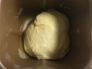 花生酱面包卷,期间观察面团成型情况，硬了加些牛奶，软了填些面粉，不过要一点点试验不要加多了，10分钟以后加入软化黄油。