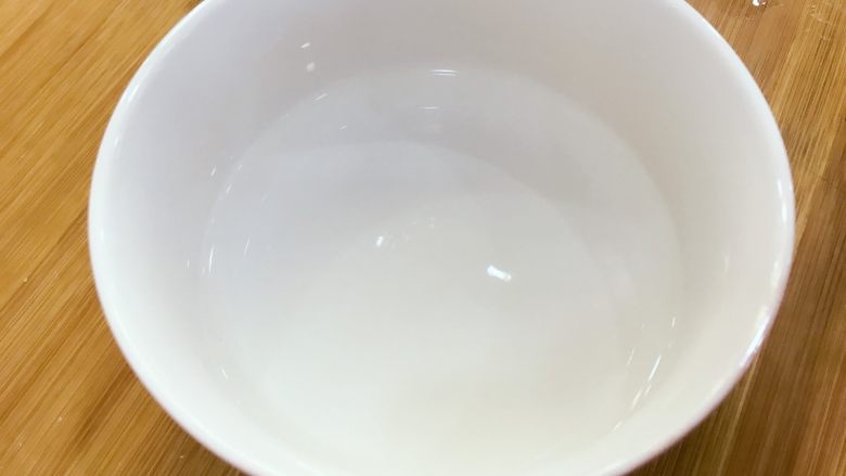 宝宝辅食：自制酸奶-12M+ ,将容器用刚烧好的开水烫一下，然后用厨房纸擦干。