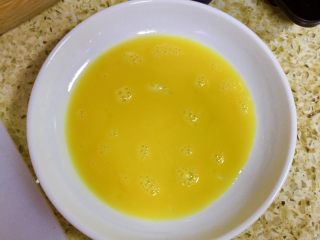 香蕉吐司卷,鸡蛋打散成蛋液，放进宽碟子，这是方便能让吐司更好的沾裹