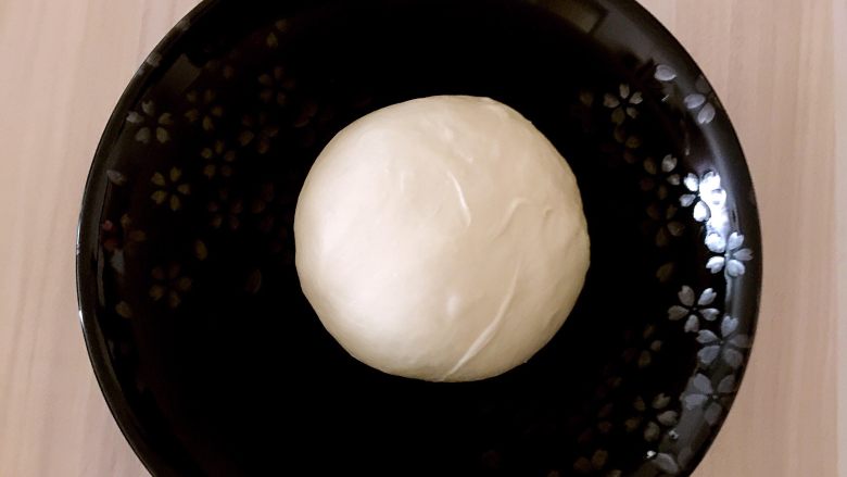 甜甜圈🍩,揉好的面团盖上保鲜膜放在温暖处进行第一次发酵