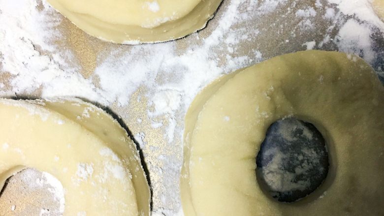 甜甜圈🍩,进行第二次发酵发酵至两倍大，一定要进行二次发酵这样炸出来的甜甜圈才会既酥脆又柔软