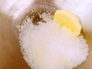 甜甜圈??,黃油室溫軟化加入白糖及鹽攪打均勻后分次加入蛋液攪打均勻