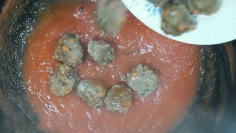 番茄牛肉丸,待丸子煮到漂浮在水面上即可出锅，待牛肉丸冷却后，放入冰箱冷冻室冷冻保藏即可。