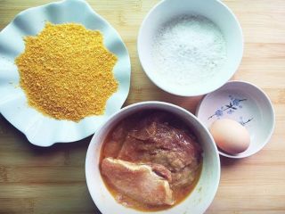 黄金猪排,准备好剩下的配料，脆皮面粉混合，黄金面包糠，一个鸡蛋。