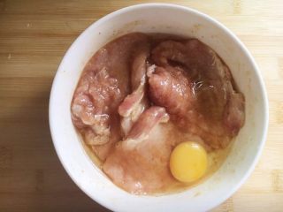 黄金猪排,简单抓匀后打入一个鸡蛋。