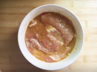 黄金猪排,腌渍半小时左右入味。