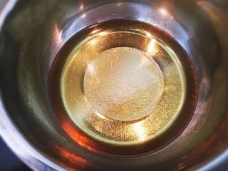 黄金猪排,深一点的炸锅放入油，烧到七成热。