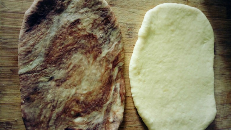 双色大枣面包,发酵好的面团，从面包桶取出，排气后分别擀成薄片