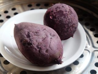 紫薯红豆糕,将紫薯放入蒸锅蒸熟 (我蒸了20分钟)