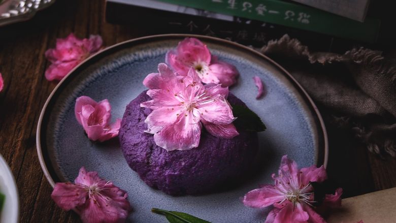 紫薯红豆糕,包好后压扁，加一朵桃花装饰即可
