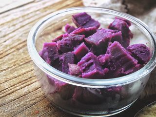 紫薯红豆糕,蒸好的紫薯切小块