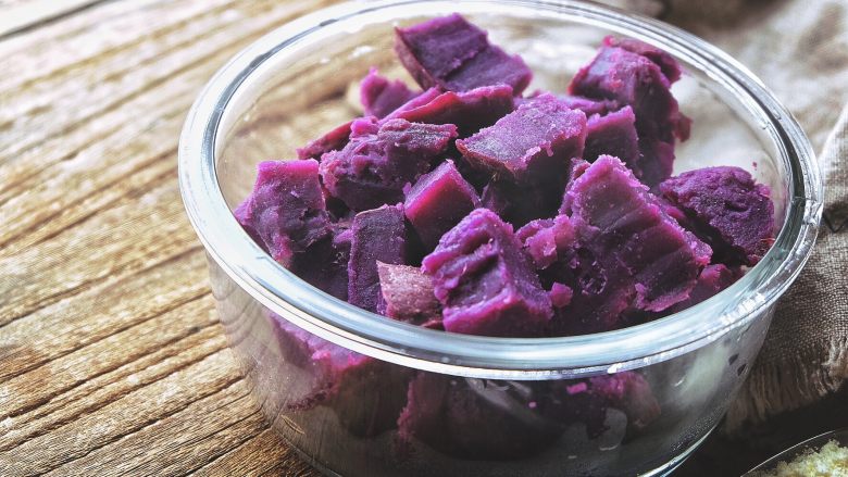 紫薯红豆糕,蒸好的紫薯切小块