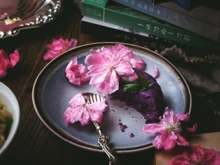 紫薯红豆糕,切开开吃吧~

紫薯中和了红豆的甜腻 两者结合的味道还不错 外皮带着淡淡的奶香味