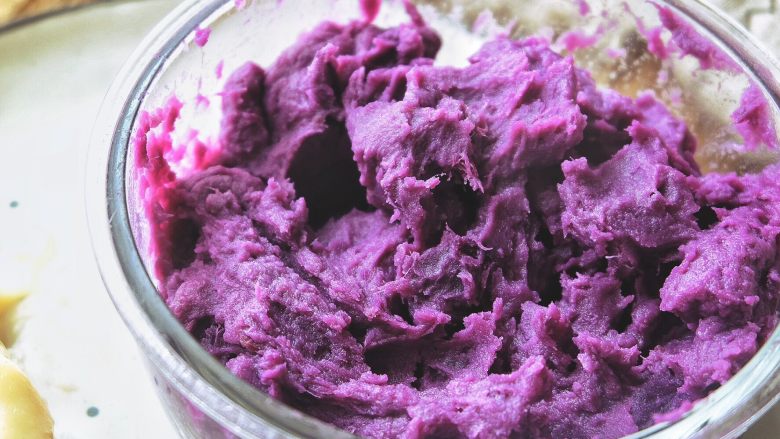 紫薯红豆糕,用搅拌机打成泥
(没有搅拌机用勺子按压成泥也行)