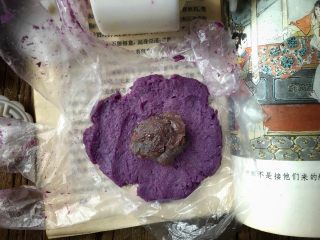 紫薯红豆糕,放上一团红豆馅