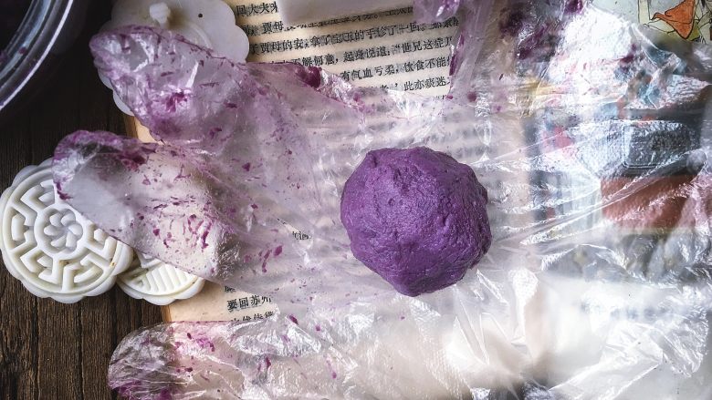 紫薯红豆糕,取一小团紫薯泥